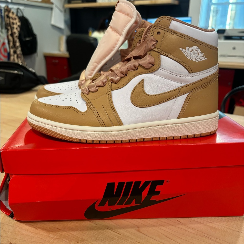 Woman’s Air Jordans 1 retro Hi OG. Praline/white size 7.5